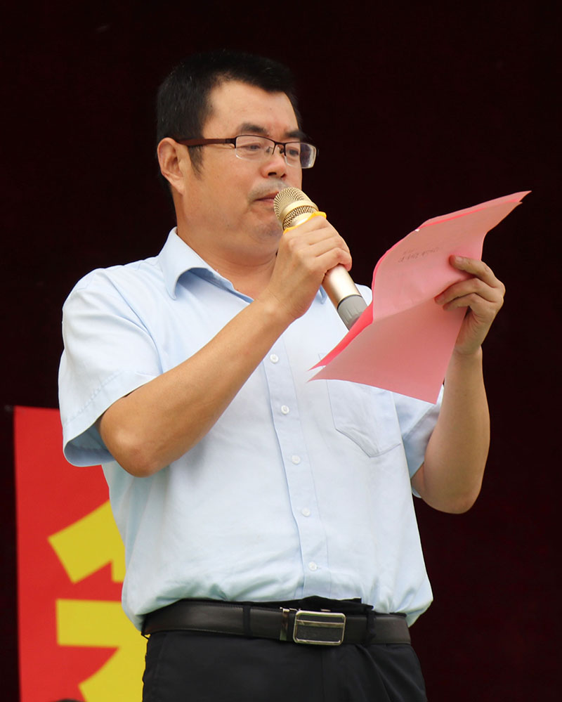 陈文献介绍领导和老师.JPG