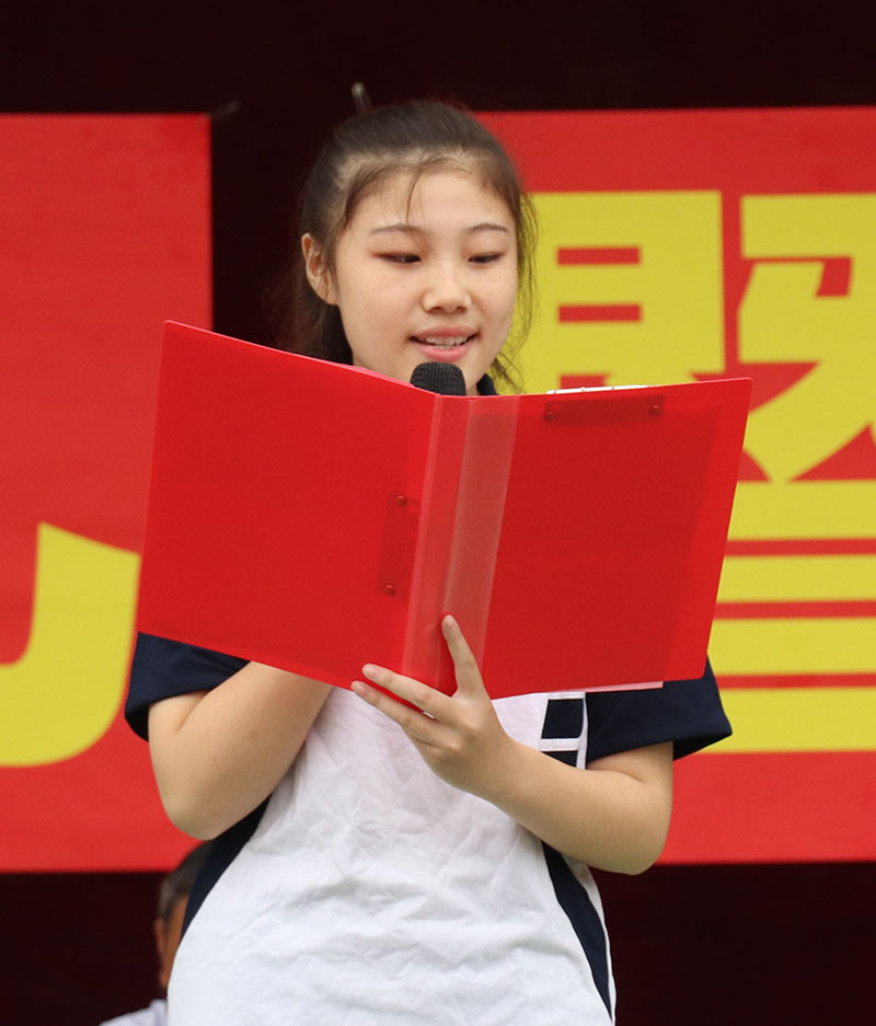 李悦萌同学发言.JPG