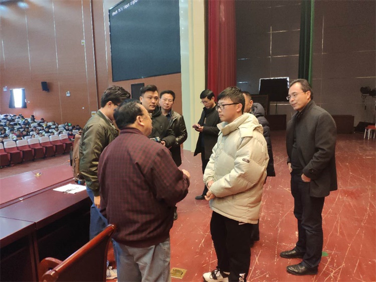 与学生交流.jpg