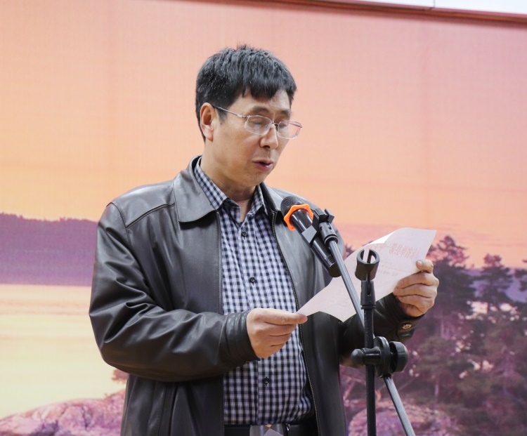 8时书记表彰女教师.jpg