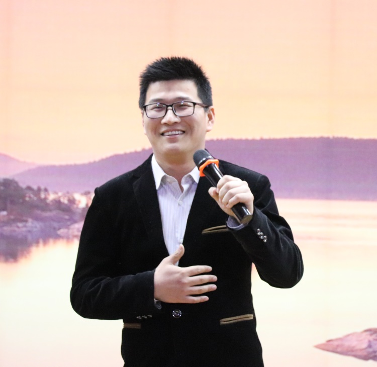 1刘仍路演唱《女人花》.JPG