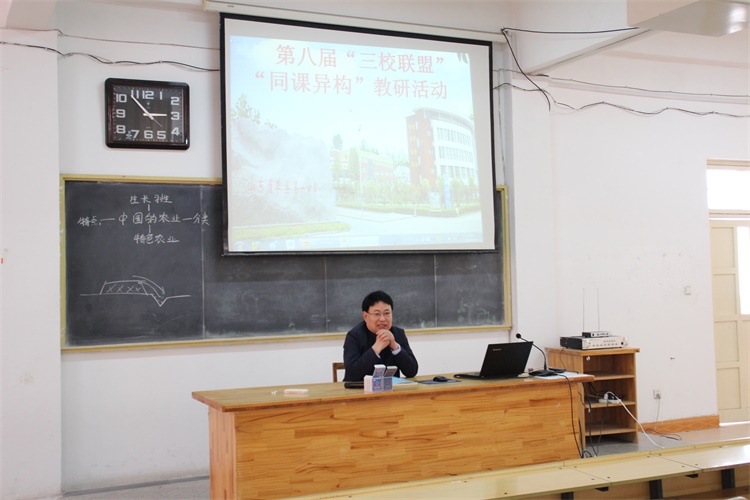 菏泽市教科院地理教研员孙旺军老师做指导.JPG
