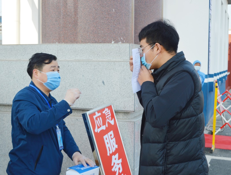 2检查学生佩戴口罩情况.jpg