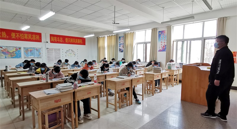 在教室内自习.jpg