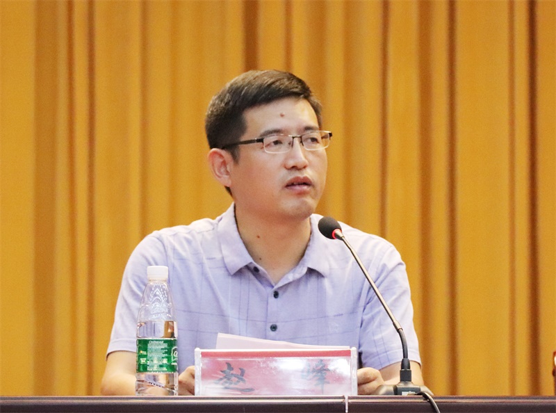 2赵主任介绍新教师.JPG