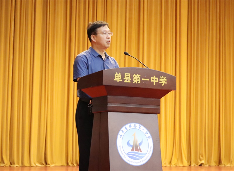 12初中部表态发言.JPG