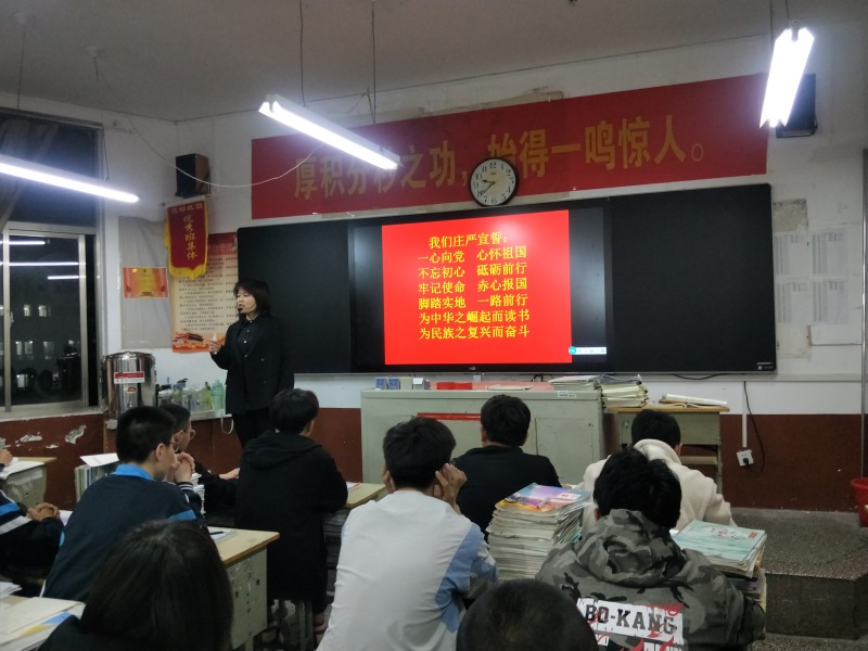 学生听课.jpg