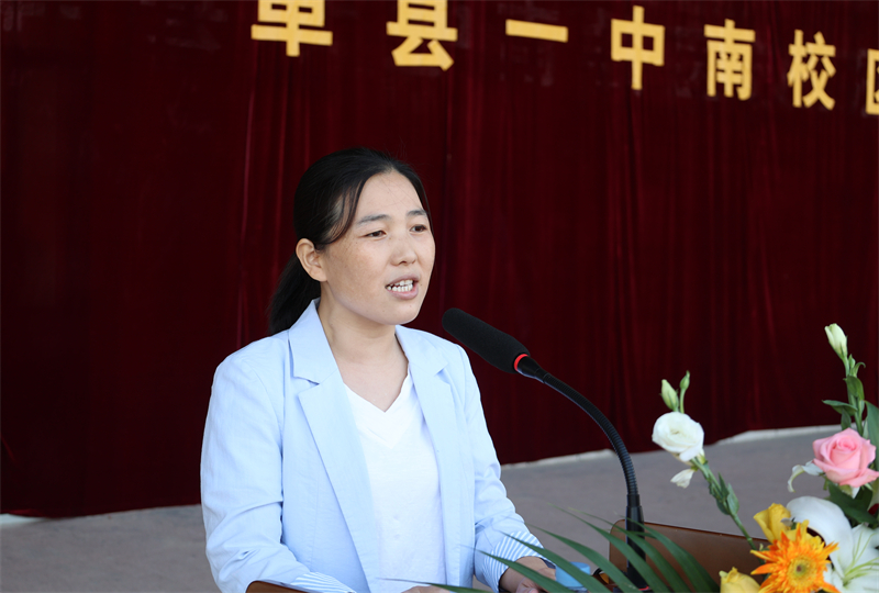 教师代表发言.jpg